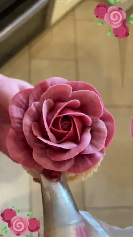 Rose cupcake 🌹💕 #cake#cupcakes#flowers#piping#cupcakedecorating#petalsbakehouse 
