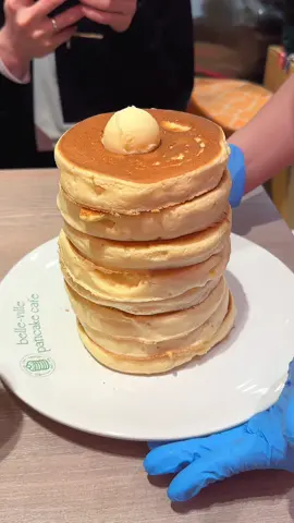 8段重ねのふわふわタワーパンケーキ🥞 かけ放題のメープルシロップとバター、ホイップもついて1090円はお得すぎる！ 柔らかくてとろけるような食感の生地だから予想以上にぺろっと食べれた🍯 📍大阪梅田「ベルヴィル」 #大阪グルメ #梅田グルメ #パンケーキ #pancakes #japanesefood 