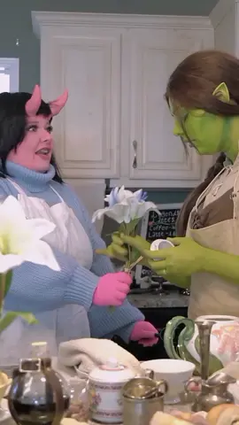 Today's lesson comes from Tandri: How to Give your Crush Flowers. #legendsandlattes #legendsandlattescosplay #legendsandlattesandlesbians #tandricosplay #vivcosplay #bookishcostume #bookishcosplay #BookTok #cozyfantasy #cozyreads #cozybooks #cozybooktok #bookcosplay 