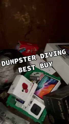 Dumpster Diving Our Best Buy, Wont Believe What We Found!! #dumpsterdiving #dumpsterdive #waucondabrokeboy #dumpster #bestbuy #dumpsterdivingmama 