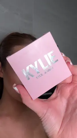 ahhh we love @Kylie Cosmetics blush 🫶🏻🫶🏻🫶🏻 shade ‘baddie on the block’ ☁️ #fyp #makeup #blush #kyliecosmetics 