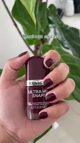 Manicura en casa 🤌🏼 Amé este tono, se llama “024 So Shady Ombrage” de @revlon #manicure #manicuraencasa #manicura #pinturadeuñas #esmaltedeuñas #revlon #BeautyTok  @Revlon México  @Revlon España 