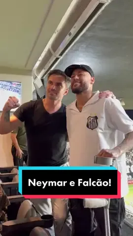 O homem está em casa, está trajado e está muito bem acompanhado! ⚪⚫