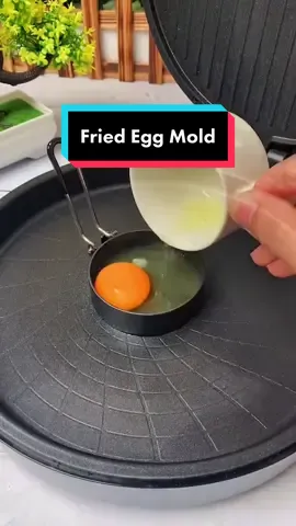 Fried Egg Mold #friedeggmold #eggmold #eggmolder #friedegg #eggshaped #eggpan #cookingegg #cookingtips #kitchentips 