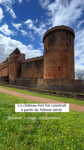 Le magnifique château de Castelnau-Bretenoux 😍 ✨Connais tu ce château ? Il est incroyable par sa couleur rouge sanguine encore plus étincelante au coucher du soleil ☀️  ✨Je vous conseils de prendre du temps pour le visiter. Après avoir faire le tour du village et du château, place à la visite des grandes salles encore meublées par Jean Moulierat, un ténor de l’Opera, dernier propriétaire des lieux !  ✨Et n’oubliez pas de gravir les quelques marches 🙃 pour monter en haut de la tour d’artillerie qui offre une vue à 360 degrés !  #Destinationvacances #occitanie #blogvoyagefrance #tourismeenfrance #france #voyagerenfrance #villagedefrance #paysdumonde #chateaudecastelnaubretenoux 
