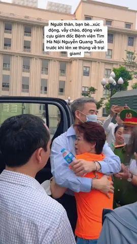 Người thân, bạn bè...xúc động, vẫy chào, động viên cựu giám đốc Bệnh viện Tim Hà Nội Nguyễn Quang Tuấn trước khi lên xe thùng về trại giam!#bacsi #nguyenquangtuan #cuugiamdocbenhvientimhanoi #benhvientimhanoi 
