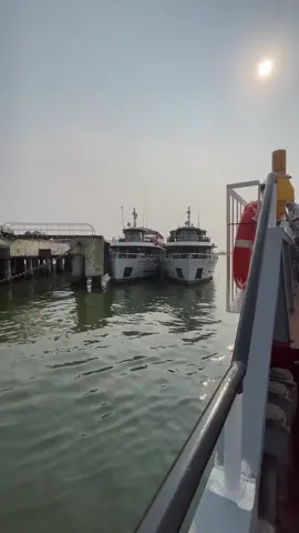 Nếu bạn không thể dậy lúc 5h sáng để ngắm hoàng hôn thì hãy đến với chúng tôi để có thể ngắm bình minh vịnh Đà Nẵng lúc 5h chiều 😘 #danangcity #Summer #biendanang❤️ #dulichvietnam #biendanang #vinhdanang #trainghiemdanang 