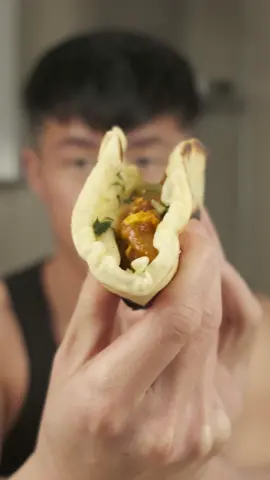 Pan naan con pollo tikka masala!! Ingredientes para el pan: -300gr de harina de trigo -60ml de agua -60ml de leche(yo usé de almendras) -100gr de yogur natural/griego -2 cucharadas de aceite -media cucharada de azúcar -media cucharada de sal -3gr de levadura seca de pan -muy importante amasar hasta que la masa esta lisa Ingredientes para la salsa del pollo: -1 cebolla troceada -una cucharada de ajo y jengibre troceado -1 cucharada de salsa de chile con ajo picante(opcional) -30gr de pasta de curry disuelta en agua caliente(opcional) -2 cucharadas de comino, curcuma, garam masala, pimenton picante -una pizca de cayena(opcional) -800ml de tomate triturado -400ml de leche de coco #pan #pannaan #recetastiktok #cocinatiktok #comidatiktok #humortiktok