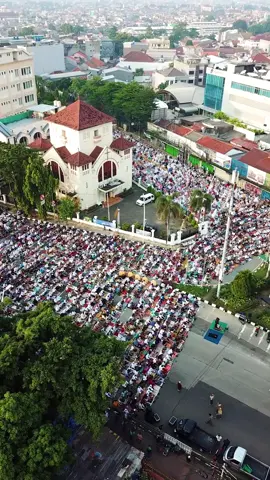 Jakarta Kota Penuh Toleransi dan Penuh Kedamaian, Selamat Hari Raya Idul Fitri 1444 H, Mohon Maaf Lahir dan Batin 🇮🇩  Ribuan Masyarakat Melaksanakan Shalat Idul Fitri didepan Gereja Koinonia Jatinegara Jakarta Timur  🕌 Bilal Idul Fitri Ustadz Ghofar Zaen  #jakarta #idulfitri #lebaran #islam #islamic #jktinfo #idulfitri1444h #eidmubarak #jakartainfo #Ramadan #ramadhan #pesonaindonesia #wonderfulindonesia 