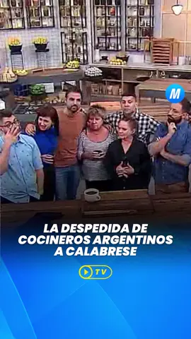 EL ADIÓS A CALA 🖤  😢 La repentina muerte del chef a los 61 años sorprendió a todos, sobre todo a quienes más lo conocían.  👩‍🍳♥ El staff de Cocineros Argentinos despidió a su amigo y maestro, que supo estar al frente del programa por 10 años en sus momentos más exitosos.   💔 “Es muy difícil empezar a hacer este programa. Estamos todos queriendo hacer un gran homenaje a Guillermo Calabrese. Estamos todos sin palabras”, dijo su excompañera, Ximena Saenz.