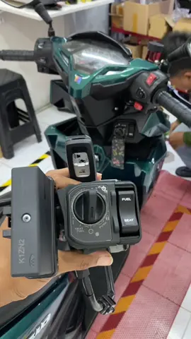 Keyless pcx 160 full original installed on vario 125 led old ⚠️Mau pasang @keyless_smartkey yang berkualitas dan bergaransi yuk datang ke workshop kami!😊 ✅Konsultasi dan pemesanan dm atau chat ke nomor Whatsapp yang ada di bio! 👍 ✅menerima jasa instalasi dan perbaikan @keyless_smartkey untuk berbagai jenis motor dan mobil 📍location : menteng atas, setiabudi,  jakarta selatan. Belakang mall kota kasablanka (tebet) Our intagram & facebook ✅ @keyless_smartkey  ✅ @kksproject_jakarta  Our marketplace : ✅ shopee : Kakasparepart  ✅ tokopedia : Kakasparepart  ✅ lazada : kakasparepart ✅ akulaku : kakasparepart . . . . . . @varioid_ @varioholicindonesia @variomodifikasi_id @vario.vietnam @varioracing.id @varioarogan @variopansos_id @variodepok @team_varox.id @southsideboys.id @varioindoclub @variosyndicate @variosquad_indonesia @pasukanmatic @pasukanghoib.id @properteam.id @propermaticjkt @skuter.alig #vario150 #vario #variomodifikasi #varionation #variomodifikasi #varioid #variorepublic  #awesomevario #varioarogan #hondavario 150 #vario #vario125 #vario150 #varionation #varioproper #pasukanmatic  #variojabodetabek #keyless_smartkey  #pasangkeylessvario  #reelsinstagram  #hondaclick #keyless_smartkey  #keylessvario125 #pasangkeyless #pasangkeylessjakarta #keylesspcx150 