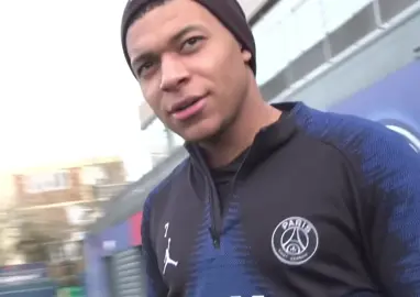Bonne Saint-Valentin, t’as une amoureuse toi? 🤔 #mbappe #kylianmbappe #mbappé #foot #football #kylianmbappé #psg #pourtoi #fyp #foryou #viral 