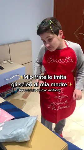 Il corriere ormai è di famiglia 😂😂 #pov #imitazione #indovinello #grembiule