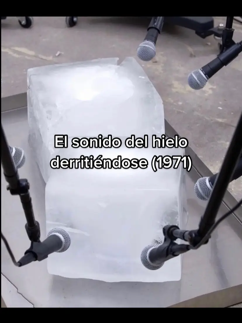 El sonido del derretimiento del hielo por Paul Kos (1970). La obra de arte consiste en un gran bloque de hielo que se coloca sobre un altavoz. A medida que el hielo se derrite, el sonido del agua que gotea se amplifica a través del altavoz, creando una experiencia de audio inmersiva. La instalación invita al espectador a centrarse en las cualidades sónicas del hielo que se derrite y a contemplar el proceso natural de cambio y decadencia. La obra también llama la atención sobre la naturaleza efímera del arte y la fugacia de los objetos físicos. 