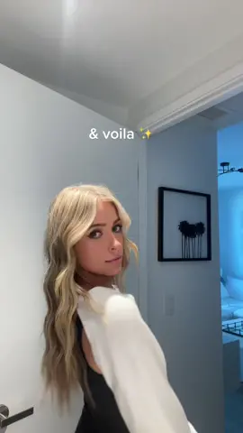 Obsessing over this @colorwow.hair texturizing spray 🤯😍 #curlingtutorial #hairstyletutorial #curlingirontutorial #beachwaves #blondehair 