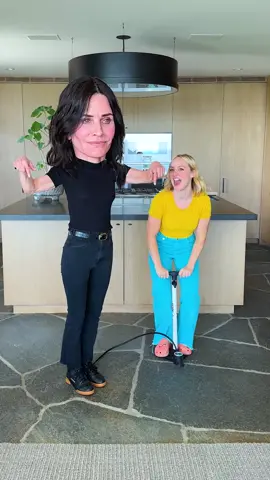 The one where @courteneycoxofficial‘s head pops. 🤯 #pumpupthejam #courteneycox #happykelli 