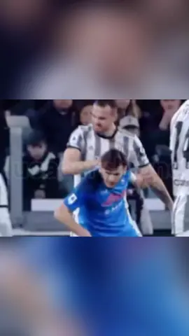 Clamoroso colpo di #Gatti alla testa di #Kvaratskhelia non sanzionato dall’arbitro Fabbri, né dal var Aureliano. Ennesima partita del #Napoli macchiata da un grave errore arbitrale a sfavore. Il #calcio in #italia continua a perdere credibilità - #IlSognoNelCuore #lucacerchione 