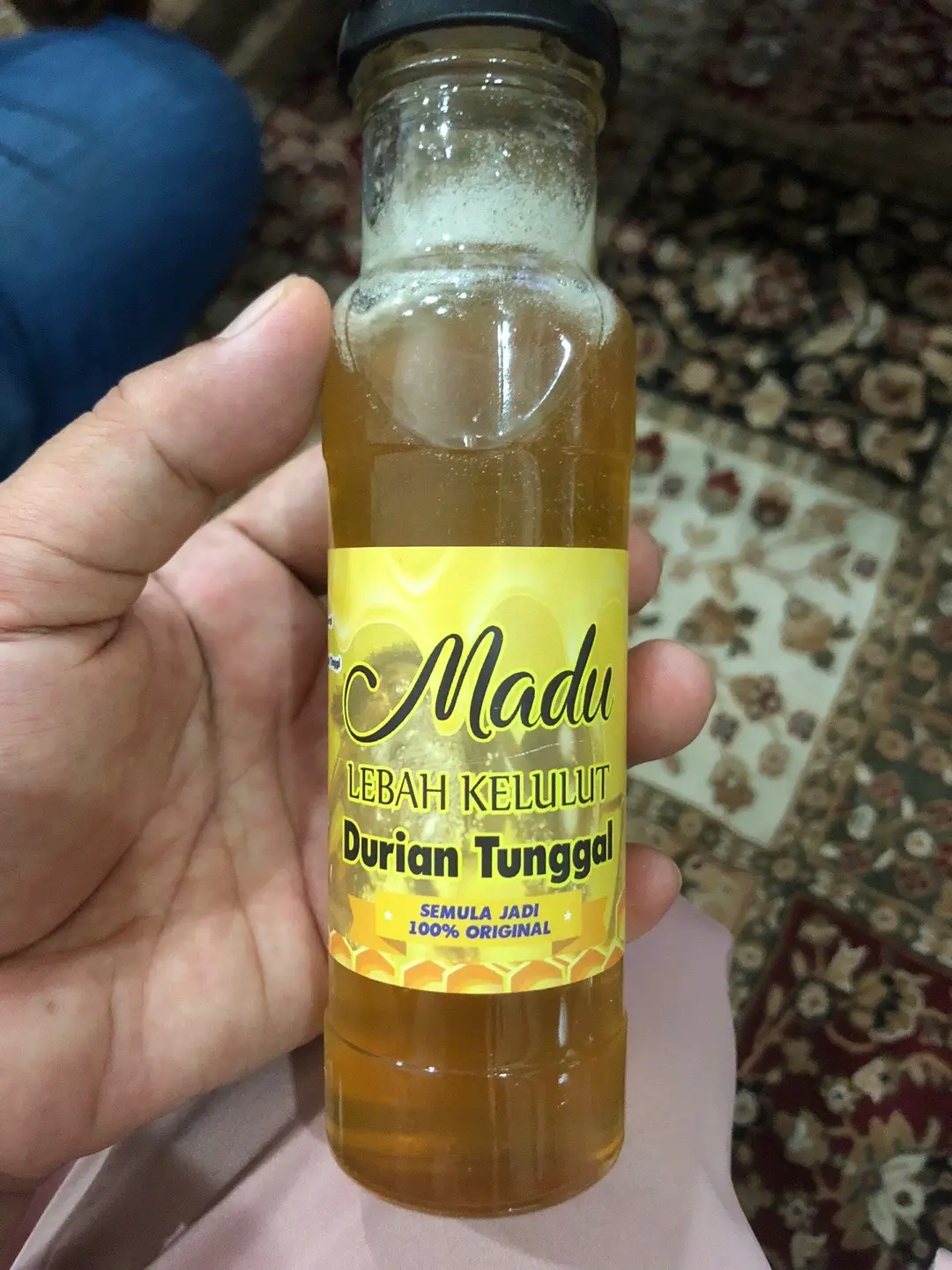 Datang beraya rumah pak sedara orang rumah di melaka.. dapat madu kelulut Asli.. seriusly rasa dia x ubah seperti LEMON MADU sedap betul..Ni madu kelulut yg diternak sendiri.. yang mana nak ordr blh contact no yg ada dibotol tu..@muhammadfaris6988 #viralfypシ #madukelulutoriginal