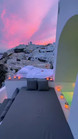 Imagine spending your nights here! #echoesluxurysuites #santorini @echoes_luxury_suites 