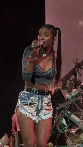 Willow singing “ wait a minute!” At Coachella 2023 #music #coachella #coachella2023 #willowsmith 