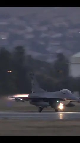 Despegue F16!🔥 #planespotting #spotting #avion #f16 #f16fightingfalcon #usairforce #usa #usarmy #eeuu #aviacion #parati #viral 