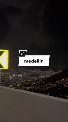 Así es la vista cuando llegas a medellin 🫶 Te invitamos a conocer la hermosa ciudad de Medellin 🙌 Video maudeviaje 𝐒í𝐠𝐮𝐞𝐧𝐨𝐬 𝐞𝐧 @quenotamedellin 👌 Cuenta personal 👉 @sanrobinsonr ✨ __________________________ #Antioquia #medellinantioquia  #medellincolombia #medellincity #medellintravel 