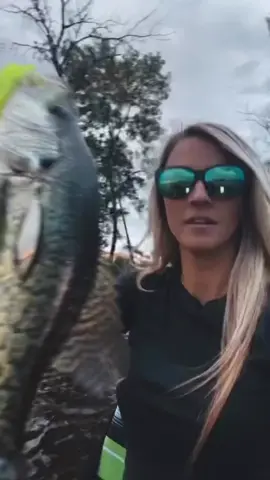 @hdefarmpondjunkie on the crappie bite in the @redfinpolarized Key Largos #redfinpolarized #crappiefishing #zeissfishing #foryoupage 