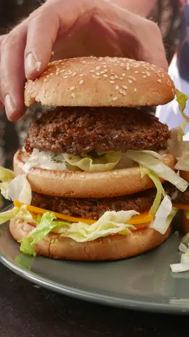 NICHTS MEHR BIG AM BIG MAC !  Hier kommt die Lösung!    Burgerpresse, Grill usw gibts hier       www.diegrillshow.de               Das braucht Ihr (für 1 Big Mac Johnny StyleI) - Öl zum Anbraten  - 300 g Rinderhack (150 g pro Pattie) . Salz & Pfeffer  - 1,5 Burger Buns - 1 Scheibe Cheddar-Käse - eingelegte Gurkenscheiben - 1/4 Zwiebel (fein gewürfelt) - etwas Eisbergsalat  für die „legendäre“ Big Mac Soße: - ca. 100 g Mayonnaise - 1 EL Gurken-Relish (oder kleingehackte Essiggurken) - 1 TL Senf - 1 TL Paprikapulver - 1 TL Knoblauchpulver - 1 TL Zwiebelpulver - Salz & Pfeffer                   #fastfood #mcdonalds #bigmac#bbq #outdoorcooking #foodhacks #EasyRecipe #grillshow #grilling