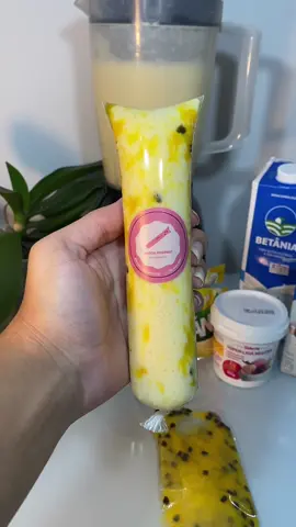 Receita  1 Leite condensado  1 maracujá pequeno  1 suco tang de maracujá  2 colheres de liga neutra  700 ml de leite  #CapCut #receita #ReceitaRápida #aracaju #doces #geladinho #sobremesafácil #docesgourmet #dindin #fy #fyp #foryou 