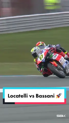 A thrilling battle for 3rd place 🥉 between Andrea Locatelli and Axel Bassani made us all jump on our seats 🔥 #NLDWorldSBK🇳🇱 #WorldSBK #motorcycle #Motorsport #racing 