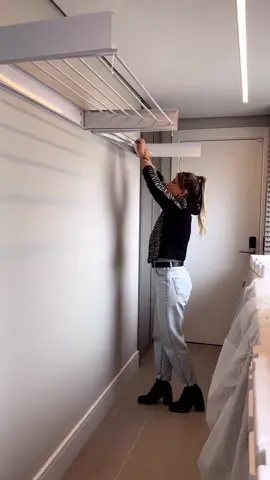 Varal Mágico #repost @lucienedacanalarquiteta Mais uma novidade que usamos nesse apartamento: o varal mágico. Ele é ótimo pq fica discreto qnd recolhido e fácil de usar. Tem de vários tamanhos - desde menores com 60cm até esse do vídeo com 1m de largura. Já conheciam? #varalmagico #varal #varalderoupas #áreadeserviço 
