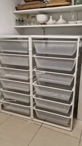 PANTRY ORGANISATION ✨️ Le désencombrement continue 🙌🏻 On en a profité pour nettoyer et trier ce coin dans le garde-manger 🧼 C'est mieux ainsi 🥰 On aura des nouveautés sur notre Vtd bientôt donc n'hésitez pas à nous suivre (