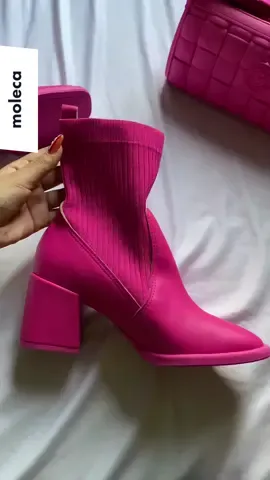 notada pela @@moleca_oficial e olhem só essa bota bem barbieee 💘🫶🏻                         inspo: @Tainara Sudario  #moleca #bota #barbie #barbiecore #outono #looks #botas #pink #fy 