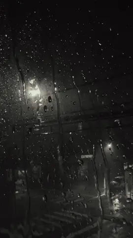 Chuva no telhado, vento no portão… ⛈️ #vibechuva #vibesdanoite #aestheticmood #somdechuva #chuvacailafora #chuvastatus #aquitáchovendo 