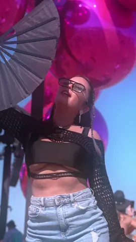 Este fue mi look en el Dia #1 en @coachella , mi señal fue muy mala 🫠 pero les ire mostrando todo! #fyp #TikTokPromote #viral #coachella #coachella2023 #coachella2023outfitinspo 