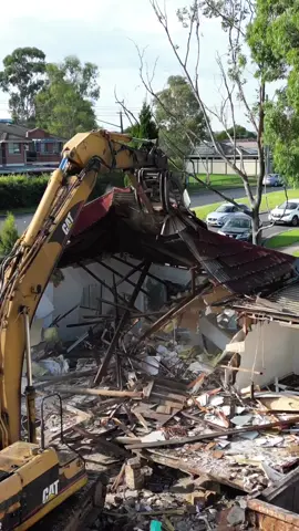 Mount Druitt 📍👷‍♂️👉🏼 @atlasdemolitiongroup #demolitionprogress #housedemolition #wany #knockdownrebuild #demolitioncompany #caterpillar #construction #newbuilthome #atlasdemolitiongroup #smashandgo #oldhouse #newbuilt 