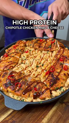 High Protein Chipotle Chicken Mac & Cheese!🔥🧀  Ingredients: -600g Thinly Cut Chicken Breast (raw weight) -1 Tsp Olive Oil -Spice Blend: 1 Tsp Salt, 1 Tsp Chilli Powder, 1 Tsp Garlic Powder, 2 Tsp Smoked Paprika, 1 Tsp Cumin, 1 Tsp Oregano, 1 Tsp Coriander Powder -300g Low Fat Cottage Cheese  -5 Servings Light Laughing Cow Cheese (or 80g light cream cheese) -12g Cheese Seasoning (Deliciou - or you can use the cheese seasoning that comes inside mac & cheese packets) -4 Tsp Chipotle Sauce (La Costena - once blended taste it & add more if you want it spicier) -280g Pasta (Zafarelli Liscio Piccolo - uncooked weight) -Optional Toppings: 35g Chipotle Sauce, Sliced Red Chilli & Dried Parsley #macandcheese #pasta #macncheese #pastarecipe #highprotein #highproteinmeals #mealprep #EasyRecipe #healthyrecipes #Fitness #macrofriendly #lowcalorie #weightloss 