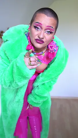 Vous savez à quel point j'adore Coachella, mais malheureusement, je reste en Belgique dans un temps qui ne coopère pas du tout ! 🥶Alors, j'ai décidé de vous montrer comment transformer ma tenue de Coachella pour qu'elle soit tendance et stylée même sous la pluie ! 🌧️🔥 Alors les filles, quelles sont vos astuces pour rester tendance meme dans le froid ? Partagez vos idées dans les commentaires ! 💕 #TendanceSousLaPluie #CoachellaStyle #LookFestivalChic #BelgiumWeather #RainyDayFashion #FashionistaBelge #ASOS #forever21 
