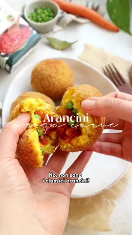Arancini senza carne, NON sono quelli tradizionali, solo un’alternativa 🥰 Ingredienti: (Per 6 arancini grandi) 🍚 300 g di riso carnaroli 🥛 600 g di bevanda vegetale o brodo 🥫 300 g di polpa di pomodoro bio 🫘 30 g di macinato di soia disidratata 🫛 50 g di piselli surgelati 🧅 1/2 cipolla 🥕 1 carota 🫘 1 cucchiaio di salsa di soia 🫒 3 cucchiai di olio evo 🧀 2 cucchiai di lievito alimentare 🧈 2 cucchiaini di burro vegetale 🧂 Sale, alloro e curcuma (facoltativa, per il colore) In più: 2 cucchiai di farina + acqua, pangrattato e 1 litro di olio per friggere Procedimento dettagliato sul mio sito o su 1G #arancini #frittura #arancinivegan #ricettevegane #vegantiktok 