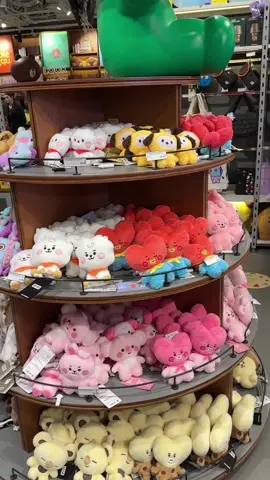 je dis BT21 avec l’accent français svp m’attaquez pas !!🥲 #newyork #Vlog #newyorkthingstodo #newyorkvlog #nyc #bt21 #bt21newyork #btsmerch #btsmerchandise 