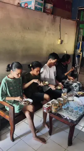 Ngumpul dirumah nenek, makan bareng, ngobrool ketawa ketiwi hal yang sederhana tapi gabisa setiap hari dirasain 🥺 harus cuti dulu, harus nunggu bisa libur dulu 🥺#familytime