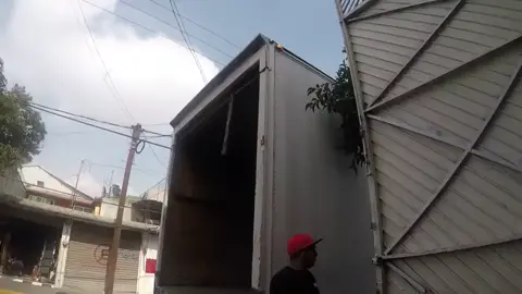 policía llega a pedir papeles a personas descargando un trailer, y este se los niega  #constitucion #abogado #licenciado #policia #viapublica #corrupto #mexicomagico🇲🇽 #mexico #fuerzapublica #ley #gandalla 