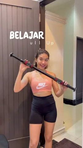 belajar gelantungan dulu ajaa ya dulu 🙈 #belajarpullup #pullupbar #speeds #doorwaypullupbar #latihanpullup #fypシ #olaharagadirumah 