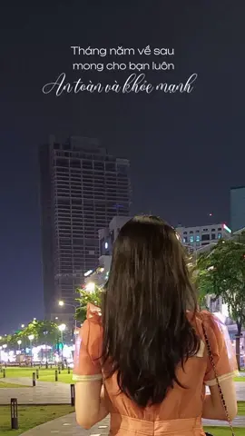 Ba không hề nói rằng vì tiền khó kiếm mà không kiếm. Mẹ cũng không hề nghĩ rằng vì sinh con khó mà không sinh. Cho nên, bản thân không có tư cách để nói rằng mệt mỏi thì sẽ không nỗ lực nữa. #saigon 