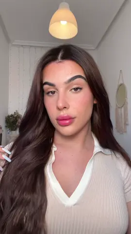 ¿Que te puedes maquillar con solo 3 productos? SI y obviamente tenían que ser de @essence cosmetics  -MULTITASK CONCEALER   -BABY GOT BRONZE BRONZING STICK -ELECTRIC GLOW COLOUR CHANGING LIP & CHEEK OIL  #essencespain #valueformoney #makebeautyfun #essencecosmetics 