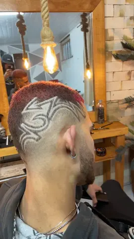 freestyle dos dois lados 🔥🔥🙏🏻 #barbershop #barbearia #risquinhochave #riscosnocabelo #risquinho #freestylehair #desenhonocabelo #disfarcedodia #barber #barberlife #barbeiro #degrade #fade #barberia 