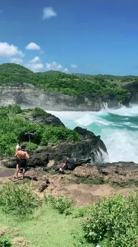 Objek wisata Broken Beach Nusa Penida bagi saya salah satu objek wisata alam yang sangat unik. Maka itu, Broken Beach dapat saya rekomendasikan sebagai salah satu tempat wisata pulau Nusa Penida yang wajib anda kunjungi. #NatureHealingVibes #ExploreBali #balivibes #amazingview #placestovisitbali #PesonaIndonesia #nature #balitravel #BaliTrip #wisatapulaubali #beautifulindonesia #BaliIndonesia #balipictures #traveltiktok #balitourguide #RekomendasiWisata #pemandanganalam #balitraveltips #vibesliburan