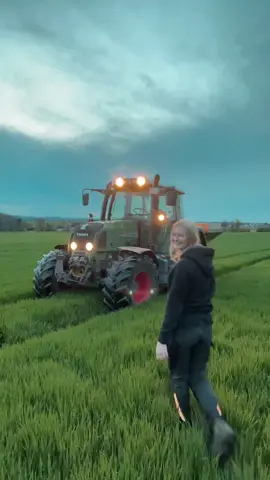 kinda busy fertilizing🌾🚜👩🏼‍🌾 #landwirtschaft #landwirtin #farming #farmlife #farmgirl #landmädchen #fypシ #fyp #fy #viral_video #viral #fendtfahrerarmy #fendt #spring #fertilizing #fertilizingplants #tractor 