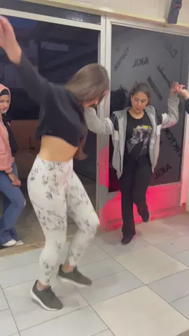 من أقوى وأجمل البنات ياي بتلبقلها الدبكة 😎 مين بيقدر يقاومها بالدبكة ؟؟