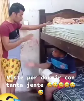 viste por dormir con tanta gente 😅😅#chiste #siteriespierdes #viraltiktok #viral 